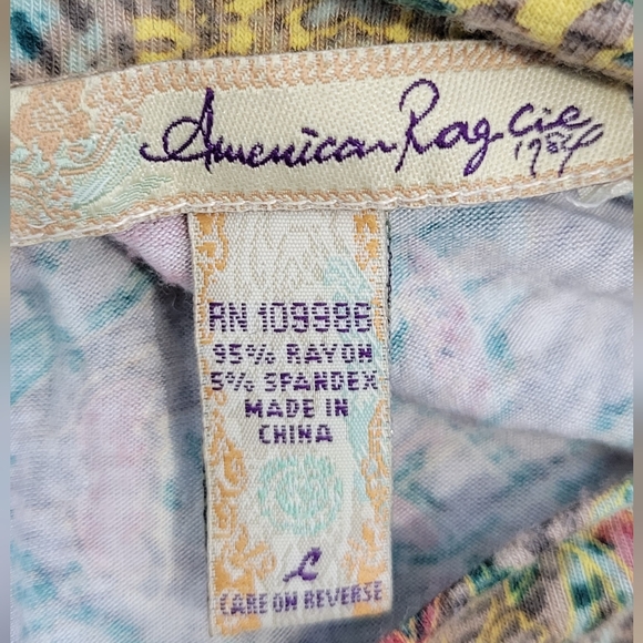 American Rag  Stretch V-Neck Boho Crop Top Funky Pattern Size Large - Picture 2 of 3